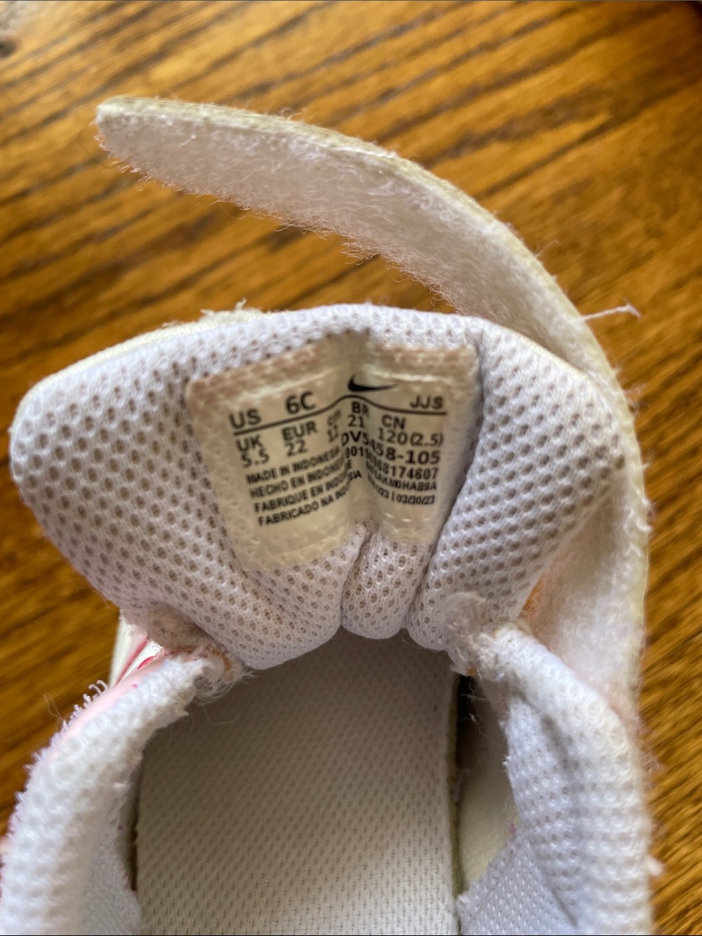 Nike toddler sneaker size 6c - Picture 4 of 4